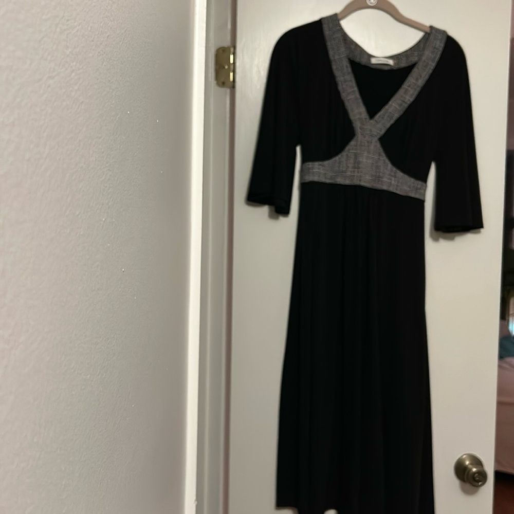 Classic style. Calvin Klein softly gathered bodice. bell sleeves. Back tie.